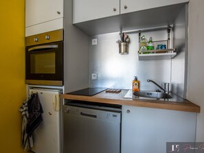 Een koelkast, een microgolfoven, een oven, een kookplaat