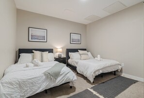 2 bedrooms, desk, iron/ironing board, WiFi