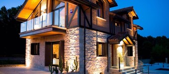 Modern design country house with fantastic qualities, jacuzzi, air conditioning, etc etc