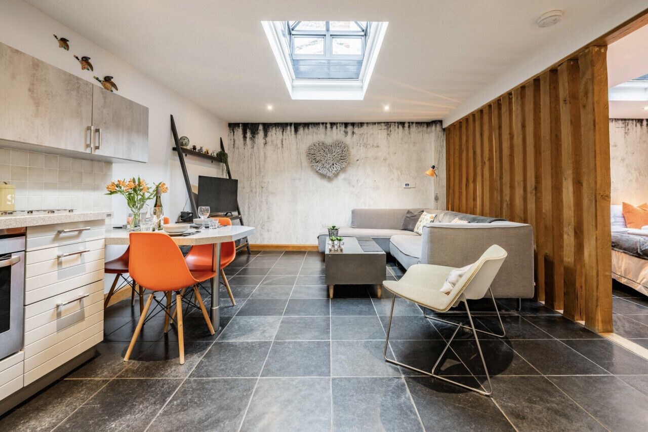 Una cocina moderna con comedor, sofá y mesa de centro.