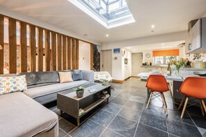 TV, DVD player - a charming hideaway in Blakeney village (Blakeney)