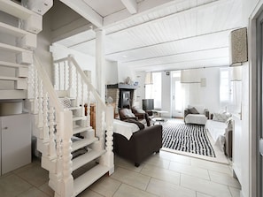 TV - Charming Village House in the Heart of La Couarde-sur-Mer (La Couarde-sur-Mer)