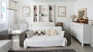 Une chambre à coucher avec un lit, une chaise, une commode et une bibliothèque.