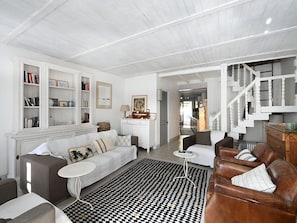 TV - Charming Village House in the Heart of La Couarde-sur-Mer (La Couarde-sur-Mer)