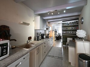 Fridge, oven, dishwasher, coffee/tea maker