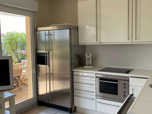 Kjøleskap, mikrobølgeovn, oppvaskmaskin og kaffetrakter/tekoker