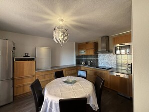 Refrigerador, microondas, placa de cocina, cafetera/tetera