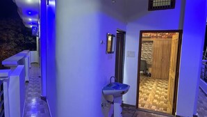 Deluxe Double Room, Balcony, City View | Bathroom - Atithi Palace Luxury Guest House (Varanasi)