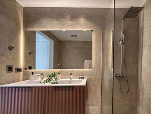 Shower, hair dryer, towels