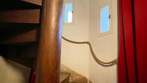 A wooden staircase with a rope handrail, leading to a landing with two small windows. - The Ronsard Mill: Spacious house, garden, and Loir view - 8 people (Vallée-de-Ronsard)