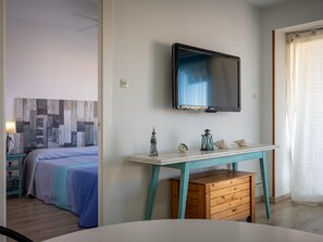 1 bedroom, bed sheets - Renovated Apartment with A/C - Beachfront (Torredembarra)