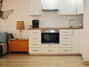 Microwave, oven, dishwasher, coffee/tea maker