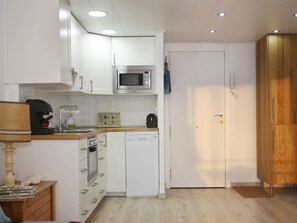 Microwave, oven, dishwasher, coffee/tea maker