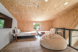 3 bedrooms, WiFi, bed sheets - A-Frame in Nature, Minutes from Main, Sauna Access (Fredericksburg)