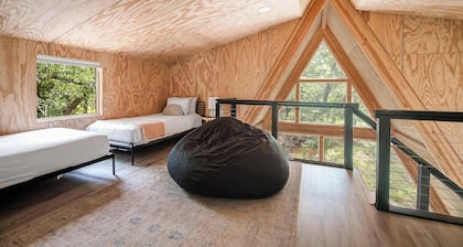 Large A-Frame in Nature - minutes from Main