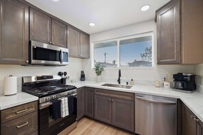 Kjøleskap, mikrobølgeovn, ovn og kokeplater