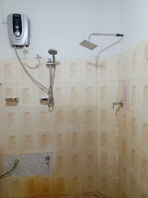 Douche, serviettes fournies, savon, papier toilette