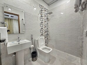 Ducha, artículos de tocador gratuitos, secador de pelo, toallas