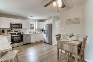 Fridge, microwave, oven, stovetop - Great for Families|KingBeds|Pets|5 Mins from Beach (Pensacola)