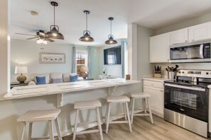 Een koelkast, een microgolfoven, een oven, een kookplaat