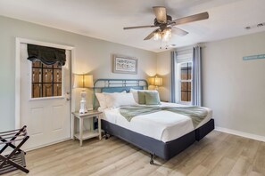 3 bedrooms, iron/ironing board, travel cot, WiFi - Great for Families|KingBeds|Pets|5 Mins from Beach (Pensacola)