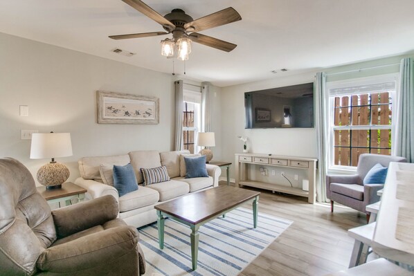 Télévision, livres, espaces bureaux