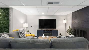 Télévision, baby-foot, espaces bureaux