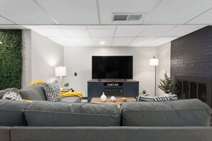 Fernseher, Tischfußball, Arbeitsbereiche