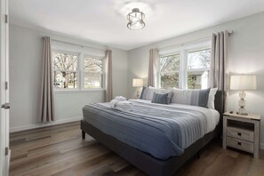 5 Schlafzimmer, Schreibtisch, Bügeleisen/Bügelbrett, Reisekinderbett