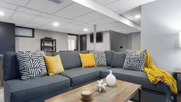 Een televisie, boeken en een kantoor