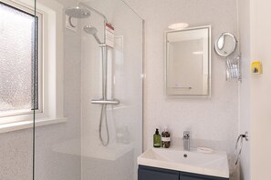 Dusj, toalettartikler (inkludert), hårføner og håndklær