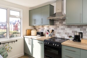 Fridge, microwave, oven, stovetop - Seaside Hideout - spacious, peaceful family friendly apartment (Eastbourne)
