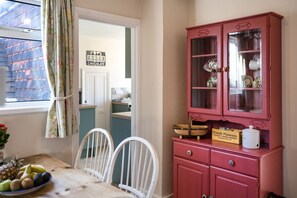 Dining - Seaside Hideout - spacious, peaceful family friendly apartment (Eastbourne)