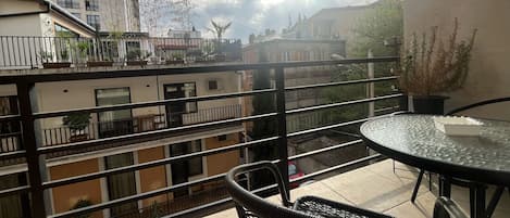 Standard Room, Courtyard View | Soundproofing, iron/ironing board, free WiFi