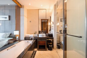 Chambre Deluxe Double ou avec lits jumeaux | Coffres-forts dans les chambres, rideaux occultants, Wi-Fi gratuit