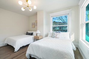 4 habitaciones, tabla de planchar con plancha, cuna de viaje y wifi 