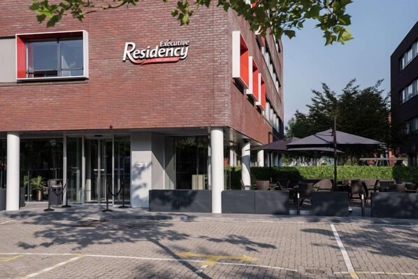 A brick building with a sign reading "Executive Residency." - Executive Residency by Best Western Amsterdam Airport (Hoofddorp)