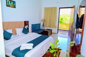 Luksus-dobbeltrom, fjellutsikt | Sengetøy av topp kvalitet, skrivebord og skrivebord for bærbar PC