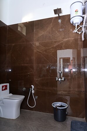 Habitación de lujo doble, vistas a la montaña | Baño | Ducha, artículos de higiene personal gratuitos, toallas y jabón