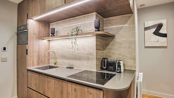 Apartamento | Cozinha privada | Cooktop, talheres/pratos/utensílios de cozinha, produtos de limpeza