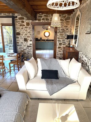 TV - Getaway at Zoé's Cottage (LE VIVIER SUR MER)
