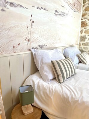 2 bedrooms, free WiFi, bed sheets - Getaway at Zoé's Cottage (LE VIVIER SUR MER)