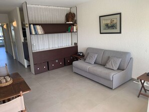 TV - 2-room apartment with pool, sleeps 4 in Port Camargue (Port Camargue)