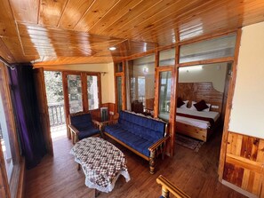 Luxury-Suite, Talblick | Schreibtisch, kostenloses WLAN