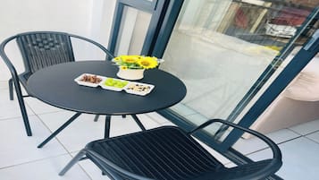 Appartement, 1 chambre, fumeur, balcon | Restauration extérieure