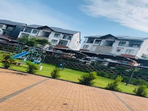 Property grounds - Cozy Pretoria Apartment With City & Garden Views (Pretoria)