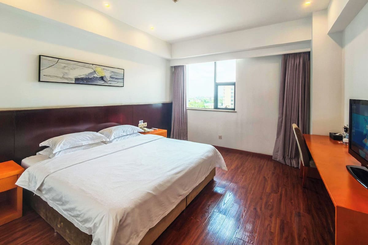 Business Single Room | Blackout drapes, iron/ironing board, WiFi (free)