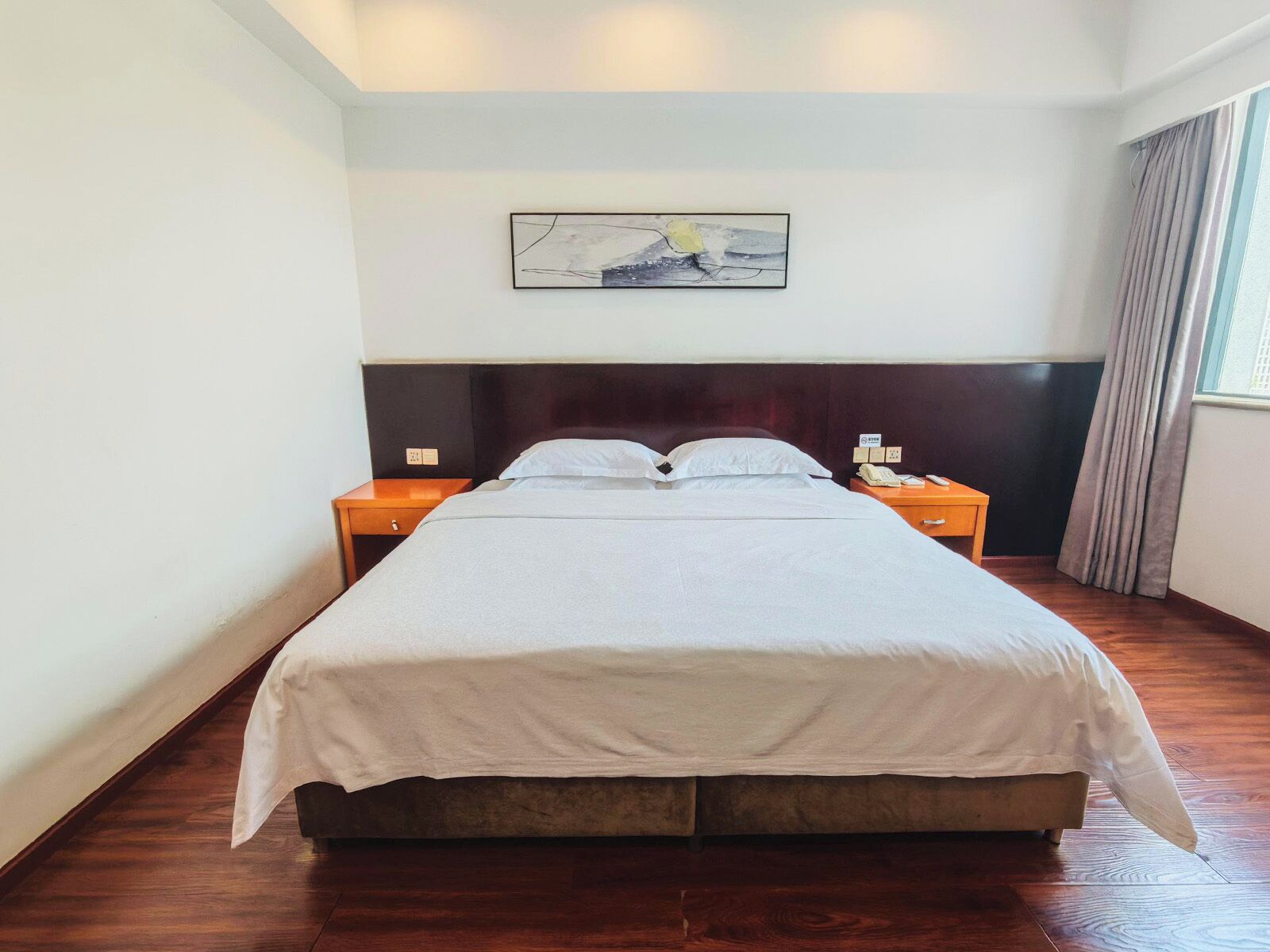 Business Single Room | Blackout drapes, iron/ironing board, WiFi (free)