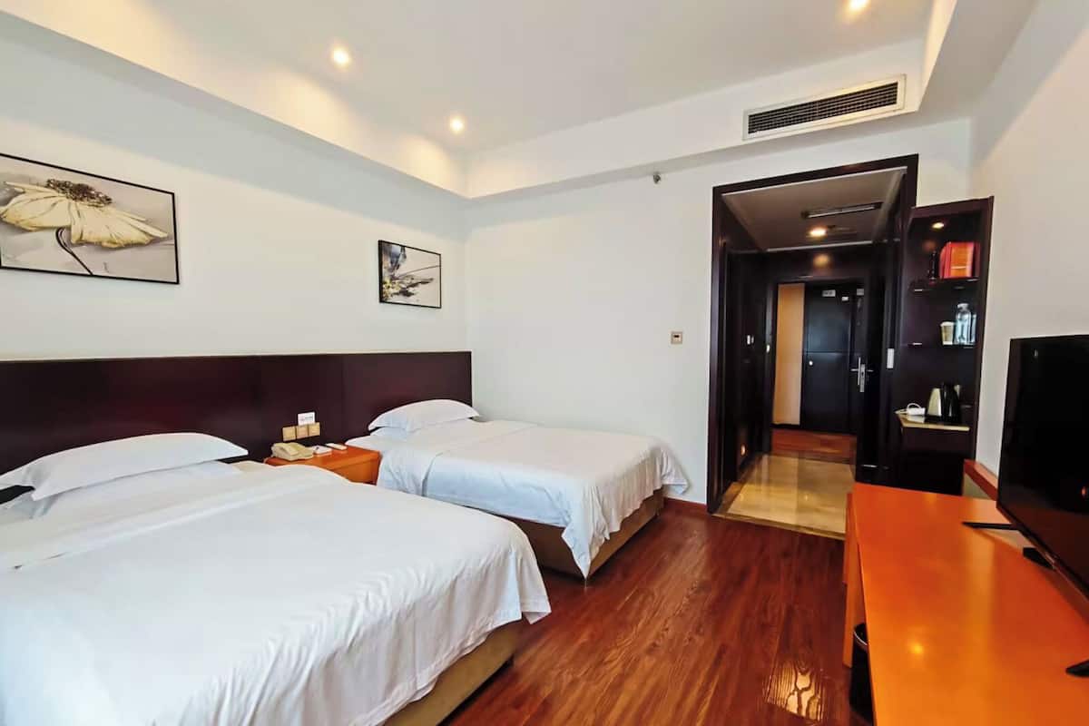 Business Double or Twin Room | Blackout drapes, iron/ironing board, WiFi (free)