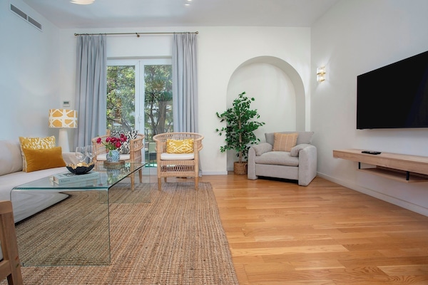 Apartment (5 Bedrooms) | Living area | TV
